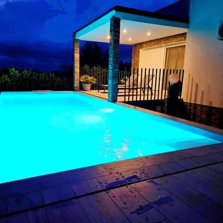 New! With Heated Pool In Umag *