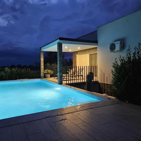 Villa New! With Heated Pool In Umag