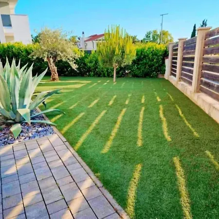 New! With Heated Pool In Umag