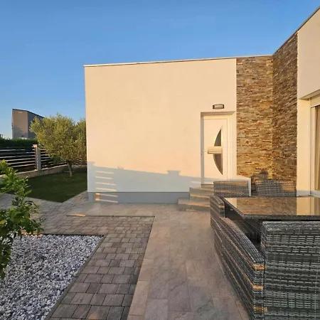 New! With Heated Pool In Umag